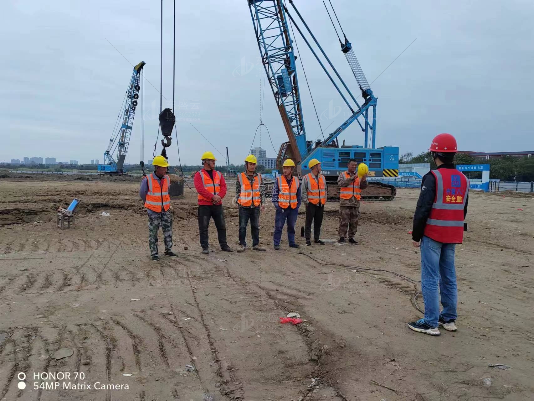 荆门强夯项目位于洋丰大道，东盛云公司现场施工图，及班子成员。